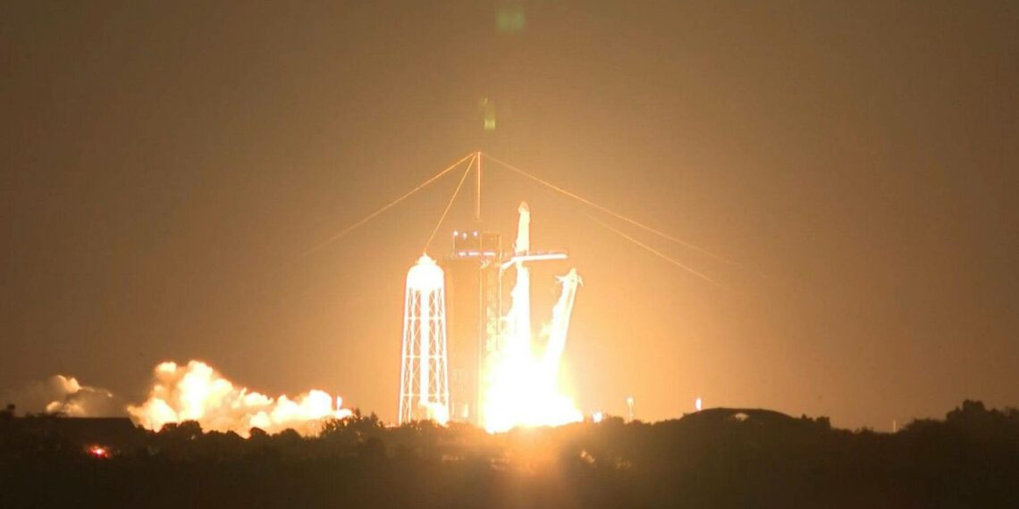 Turistas de SpaceX iniciaron crucero espacial