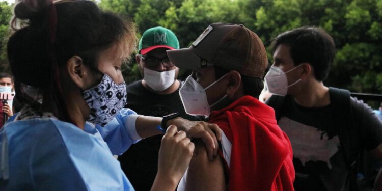 Vacunan contra COVID a 12 menores en Veracruz gracias a amparos