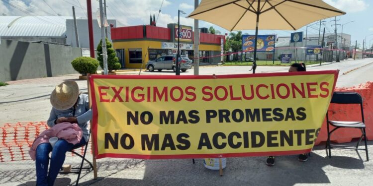 Vecinos de Totimehuacan bloquean crucero por daños a drenaje causado por obra pluvial de Walmart