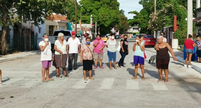 Vecinos piden topes en transitado crucero en la Esfuerzo Obrero