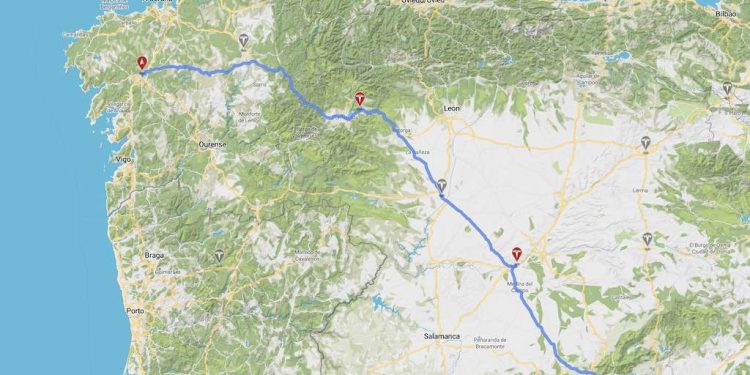 Viajamos 704 km en un coche eléctrico para saber si se tarda más en cargar que en repostar un modelo de combustión