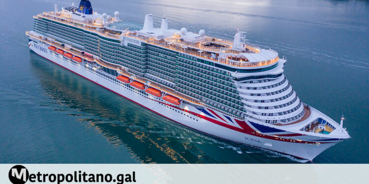 Vigo recibe al colosal crucero Iona: así es el interior y los precios por viajar en este "rey de los mares"