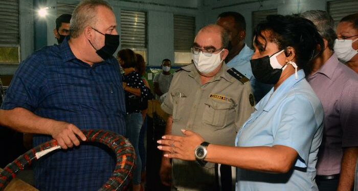 Visita primer ministro agencias de recepción y distribución de la paquetería en La Habana