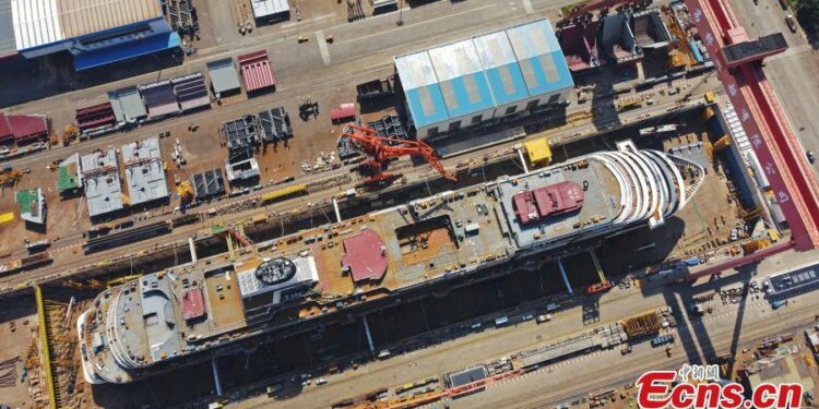 Vista aérea del primer gran crucero construido por China