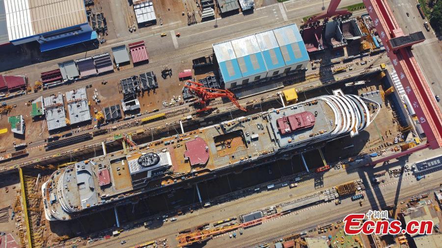 Vista aérea del primer gran crucero construido por China