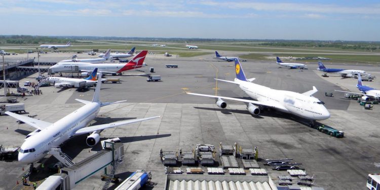 Volar en pandemia: los vuelos programados para septiembre y cuáles son las restricciones para viajar al exterior