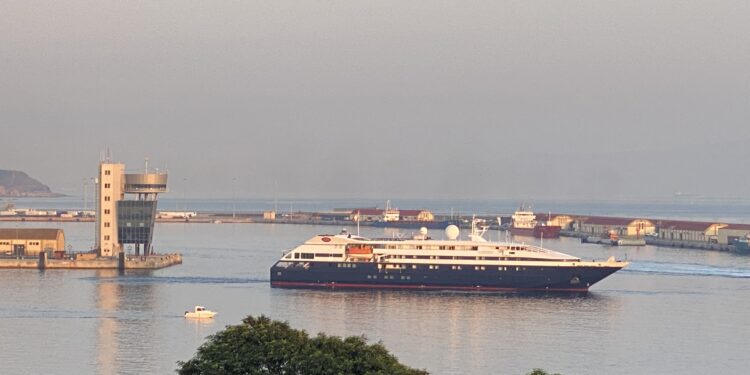 el "Clío", el primero en atracar en Ceuta con 100 turistas