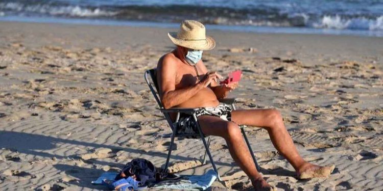 Un señor disfruta de su tiempo libre en una playa.