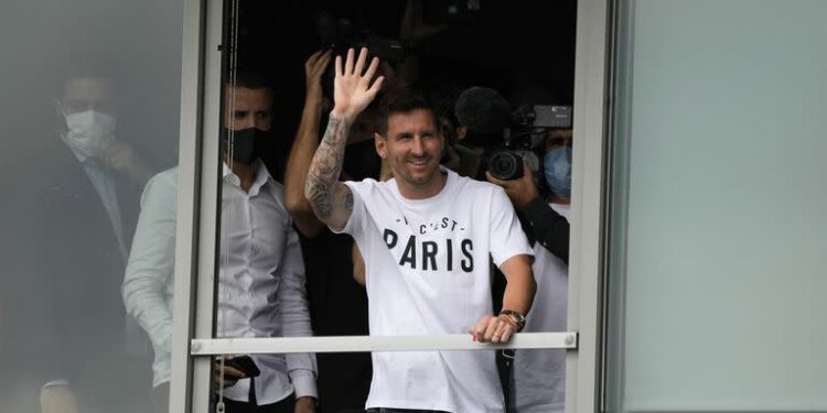 Lionel Messi y la primera remera que vistió en París; el argentino generó una revolución económica en la Ciudad Luz