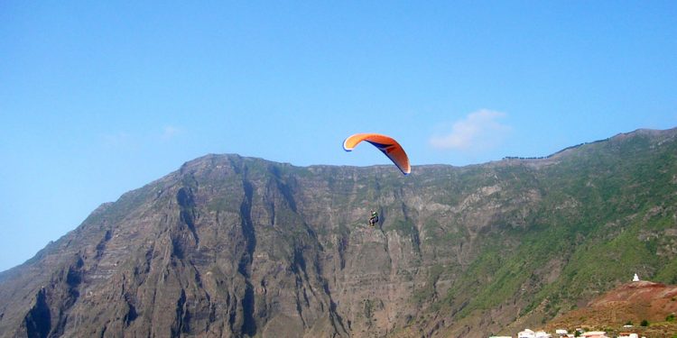 Sí, porque la continua presencia de estas corrientes de aire son como manos gigantes que impulsan suavemente a los parapentes que se lanzan desde diversos puntos de la geografía de El Hierro, para descubrir sus paisajes formados por furias volcánicas de una manera silenciosa, relajada y fascinante.