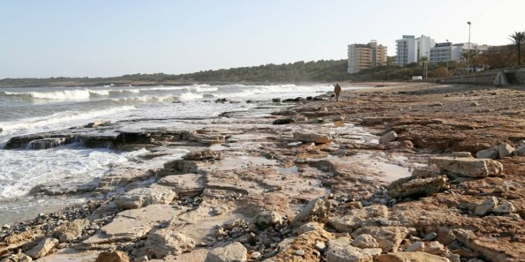 la tormenta arrasa dos playas, el mar se vuelve marrón