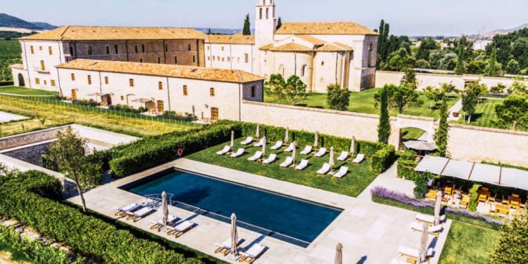 A través de 'Terruño' y 'Legado', los menús con los que el chef Marc Segarra da paso a una nueva etapa en Refectorio, el exclusivo hotel Abadía Retuerta LeDomaine cierra el círculo de respeto y cuidado del entorno en el que está privilegiadamente ubicado, en pleno corazón de la Ribera del Duero.