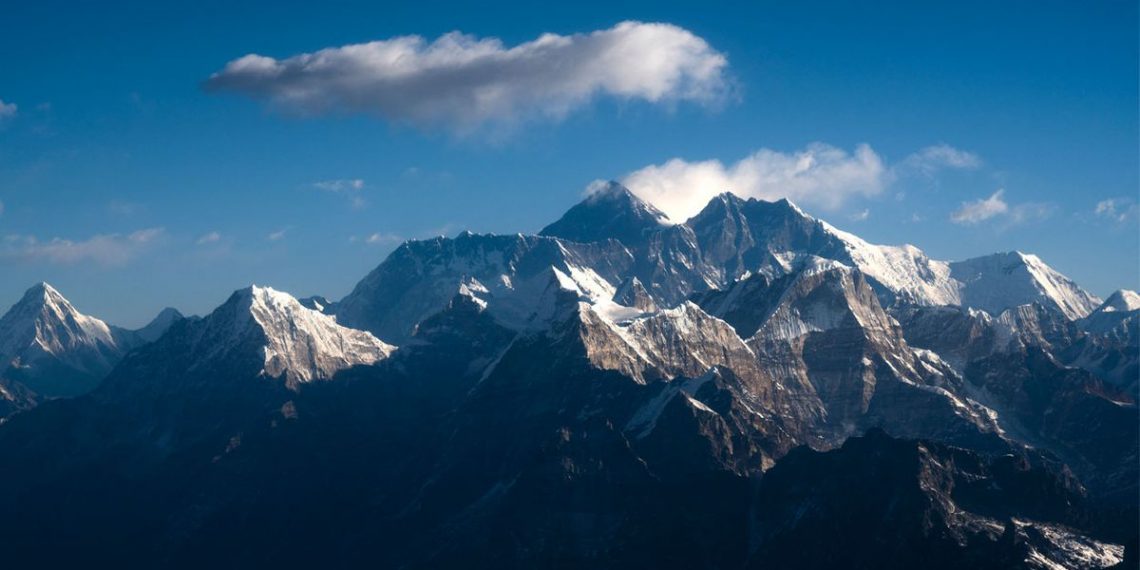 ¿Cuál es y dónde está ubicada la montaña más alta del mundo?