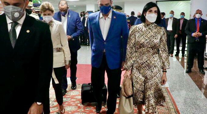 ¿Humildad o populismo?, las reacciones de los ciudadanos por el viaje del presidente en vuelo comercial