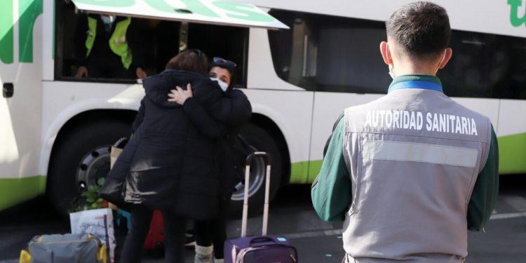 ¿Puedo viajar a otra región sin el documento que acredita las vacunas? Plan Paso a Paso