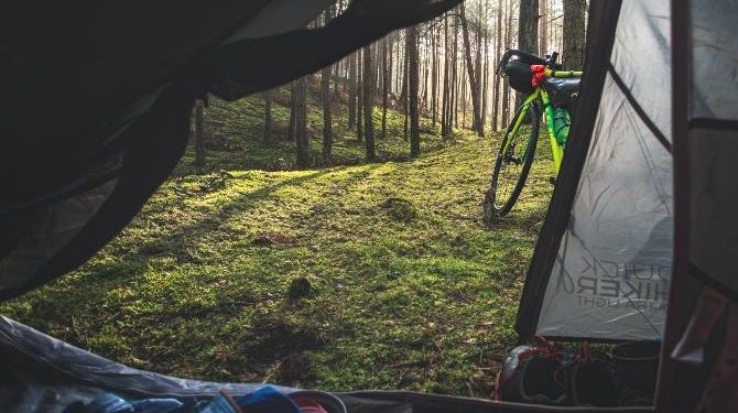 Dormir al raso, uno de los placeres del bikepacking / Marek Piwnicki en UNSPLASH