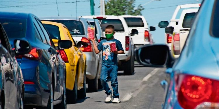 ‘Torean’ niños a los carros para trabajar
