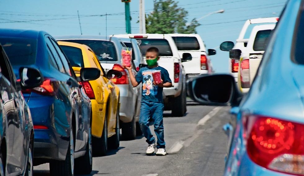 ‘Torean’ niños a los carros para trabajar