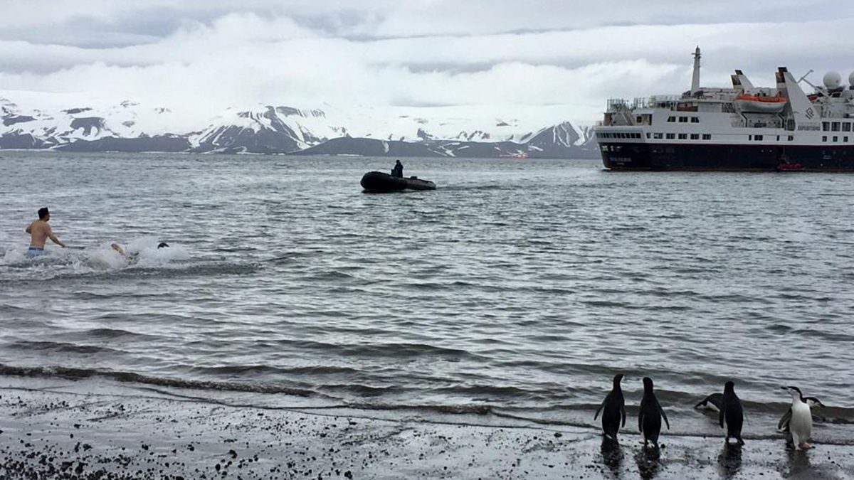 barco en la Antártida