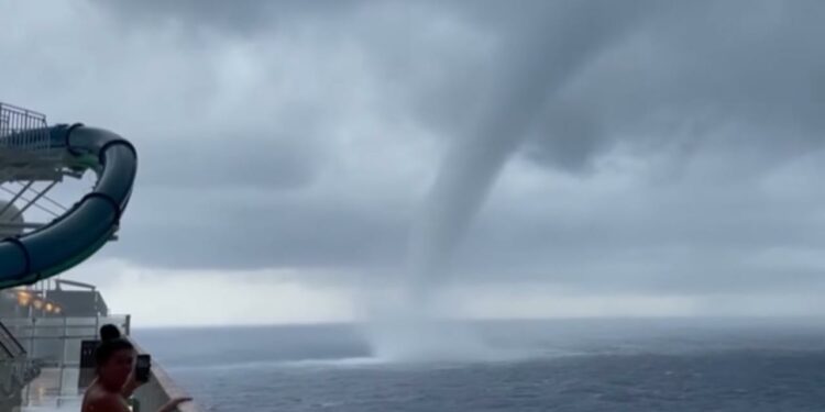 Crucero navega cerca de una tromba marina mientras recorría el mar Mediterráneo