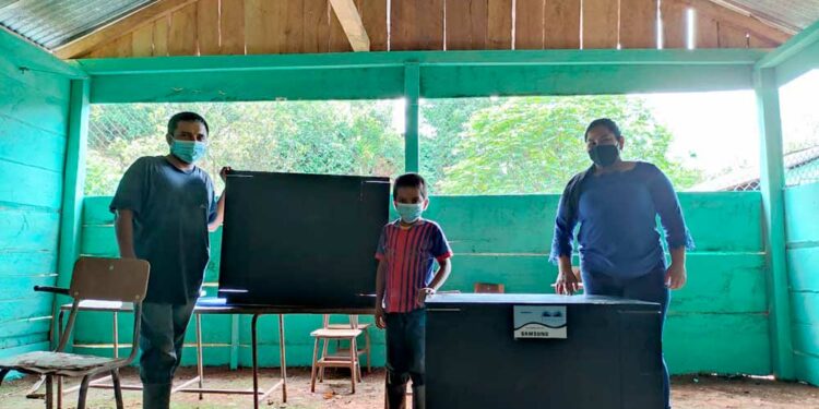 Samsung donó mobiliario a 11 escuelas guatemaltecas en beneficio de 1.462 alumnos - Spanish Version