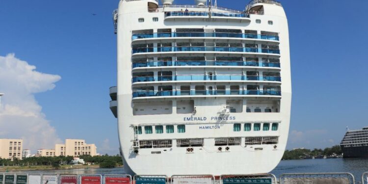 Arriba a Vallarta crucero Emerald Princess con 780 pasajeros
