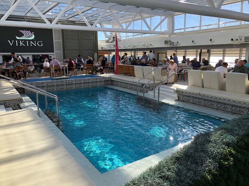 Los cruceros de Viking Cruises tienen un todo incluido, similar al de sus barcos de río, con bebidas y excursiones incluidas.