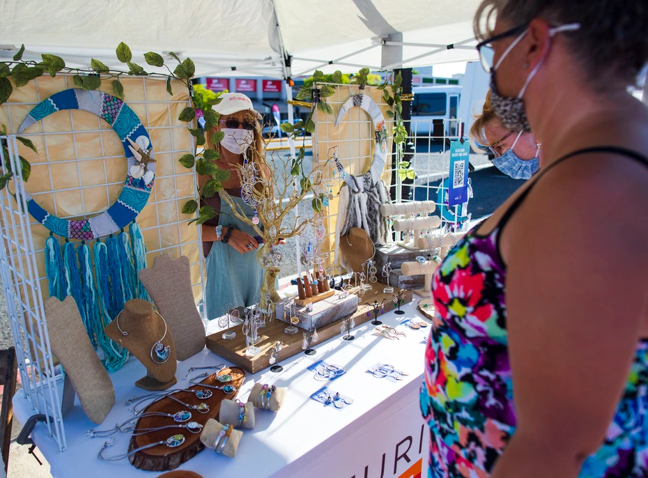 Varios artesanos puertorriqueños se ubicaron en el muelle para vender sus creaciones.