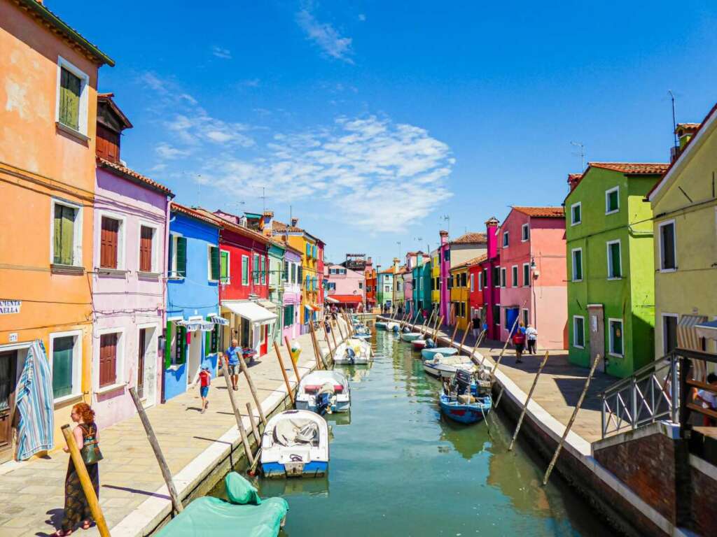 Los grandes cruceros ya no pueden navegar por el centro de Venecia, después de la prohibición por parte del gobierno italiano el pasado verano, que aleja del canal de la Giudecca y la Basílica de San Marcos los barcos de más de 25.000 toneladas brutas.