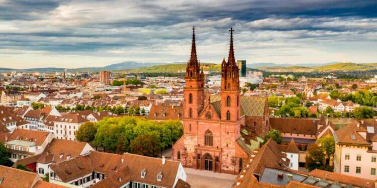 Cosmopolita, vibrante y dinámica, puede que Basilea sea la menos suiza de las grandes ciudades helvéticas. Y aunque la puntualidad sea religión e incluso en las zonas más ajetreadas reine el silencio, este lugar a caballo entre Francia, Alemania y Suiza, con un punto mediterráneo, late a su propio ritmo, enloquece con el arte y disfruta de la vida en la calle, ya sea con un vino caliente en sus mercados navideños o nadando en el Rin cuando suben las temperaturas.