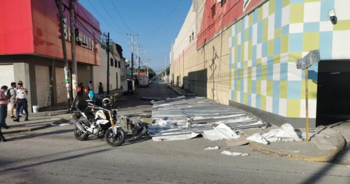 ACCIDENTE SIN HERIDOS: Cae anuncio espectacular en la zona de 'El Crucero' de Cancún
