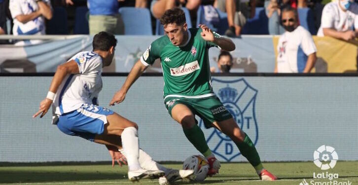 Gaizka Larrazabal intenta avanzar ante la oposición de un rival. (LaLiga)