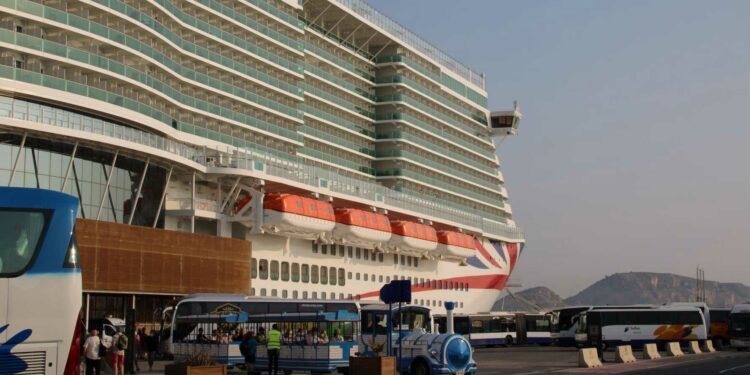 Alicante recibe el primero de los catorce cruceros que harán escala durante octubre