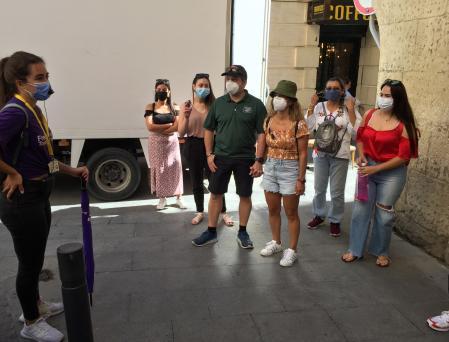 Mónica, guía de una empresa local, explica la historia de la Catedral a unos turistas