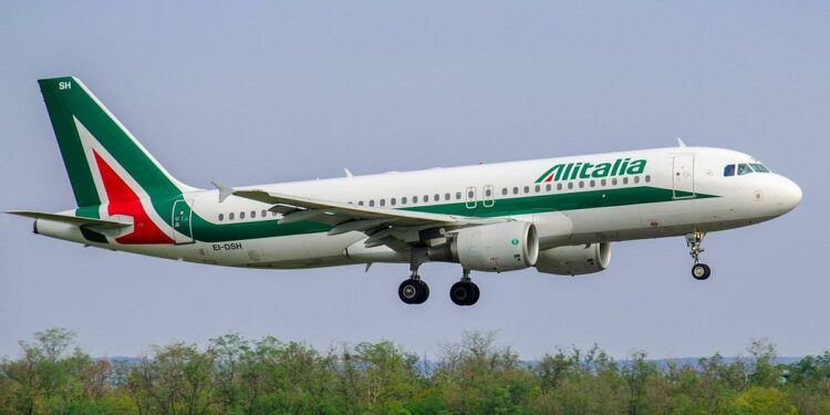 Alitalia pone fin a 75 años de historia con un último vuelo