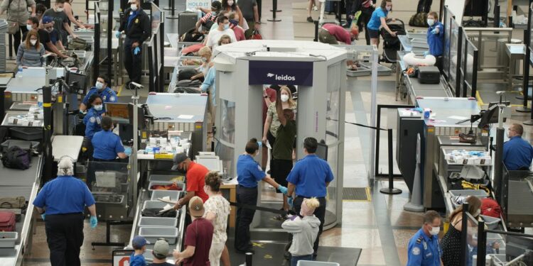 Anuncian guías federales para viajeros aéreos a partir del 8 de noviembre