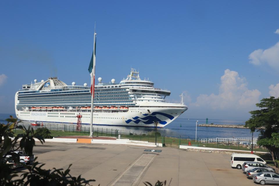 Arriba a Vallarta crucero Emerald Princess con 780 pasajeros Cruceros arribando a Puerto Vallarta