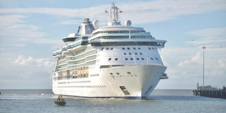 El crucero 'Serenade of the Seas' tiene capacidad para 2.501 pasajeros, pero está operando al 30% de su aforo en vista de los protocolos de seguridad. Su llegada a Puntarenas reinicia esta actividad en ese muelle. Foto: Cortesía ICT