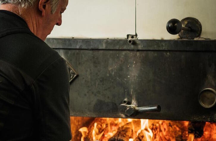 Bittor Arginzoniz, ante las brasas en su restuante. (THE WORLD'S 50 BEST RESTAURANTS) Restaurants