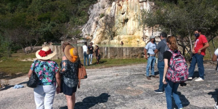 Bajo presión y a la fuerza, reabren parador turístico "Hierve el agua", en Oaxaca