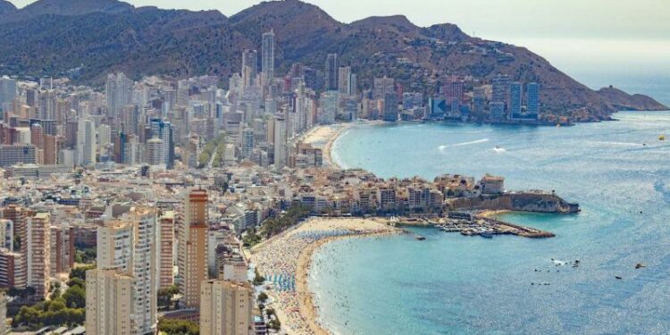 Benidorm presenta al Ministerio un proyecto para impulsar el turismo de compras en varias zonas comerciales