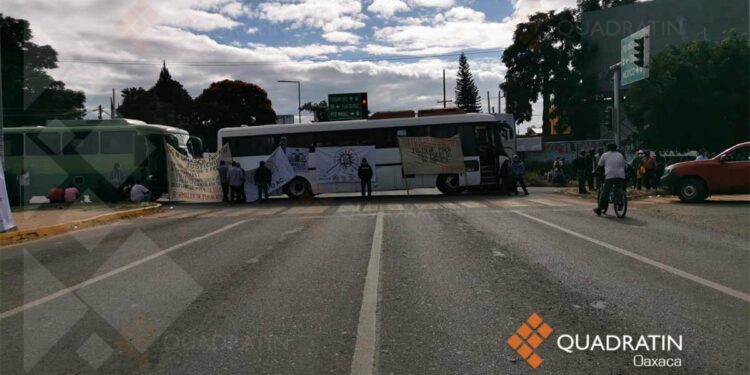 Bloqueo en crucero de Huayapam impide movilidad de personas
