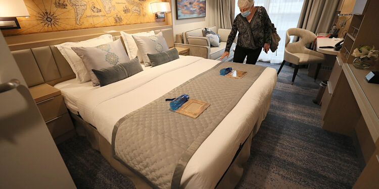 Helen Sigouin, cliente de Vantage Travel, hace un recorrido por el nuevo barco.