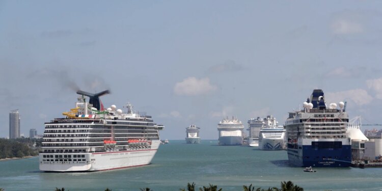 CDC extiende medidas de COVID-19 para cruceros hasta enero