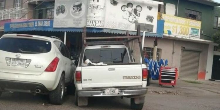 Camionetas chocan en transitado crucero de Los Mochis, Sinaloa