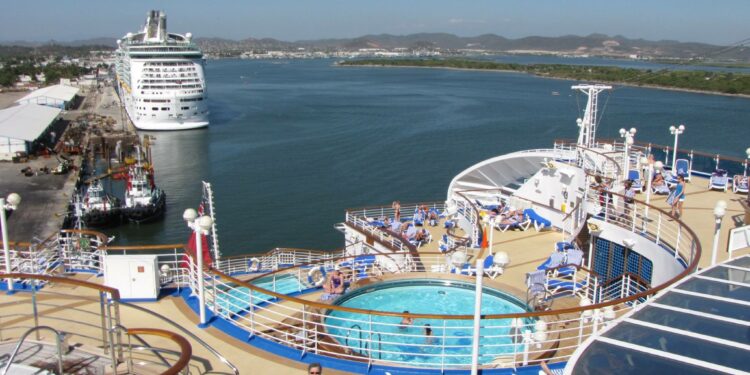 Cancela su arribo a Mazatlán crucero Carnival Panorama por 'Pamela'