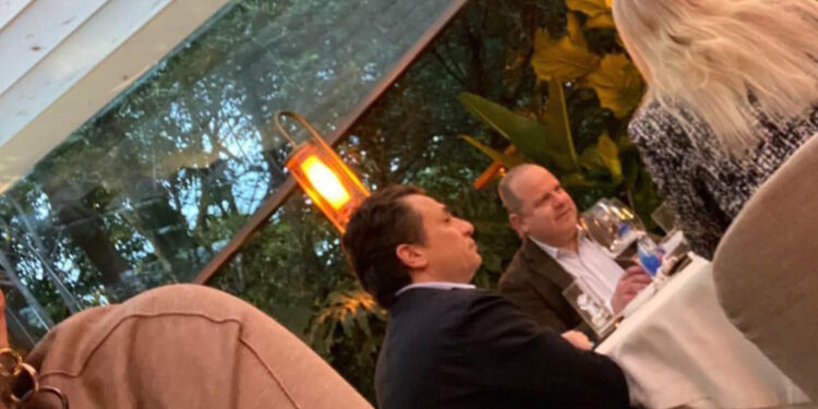 Captan a Lozoya en restaurante de lujo; portaba brazalete electrónico