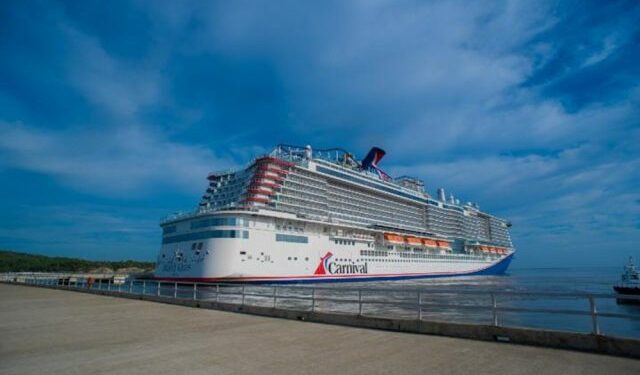 Carnival Cruise Lines bautiza llegada de crucero Mardi Gras