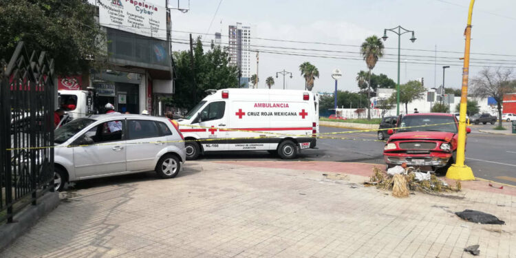 Choque de crucero en el Centro de Monterrey deja una mujer lesionada