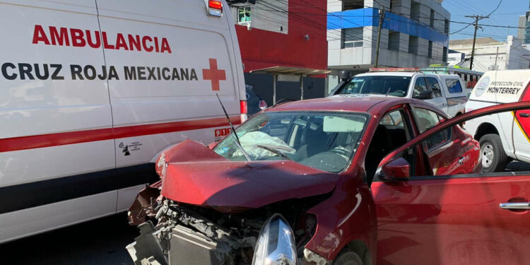 Choque en crucero deja dos personas lesionadas en la colonia Obispado